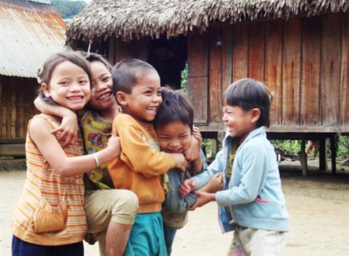 Đẹp tuyệt ng&ocirc;i l&agrave;ng ở lưng chừng trời